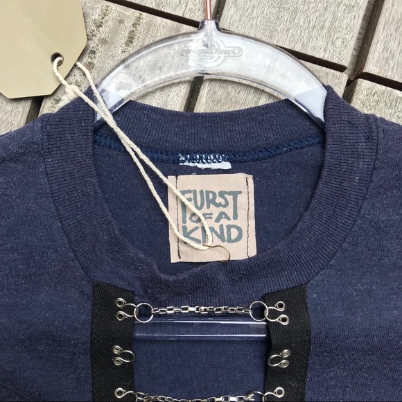 FIRST OF A KIND Navy Short Sleeve Chain Crop Top - Picture 5 of 7